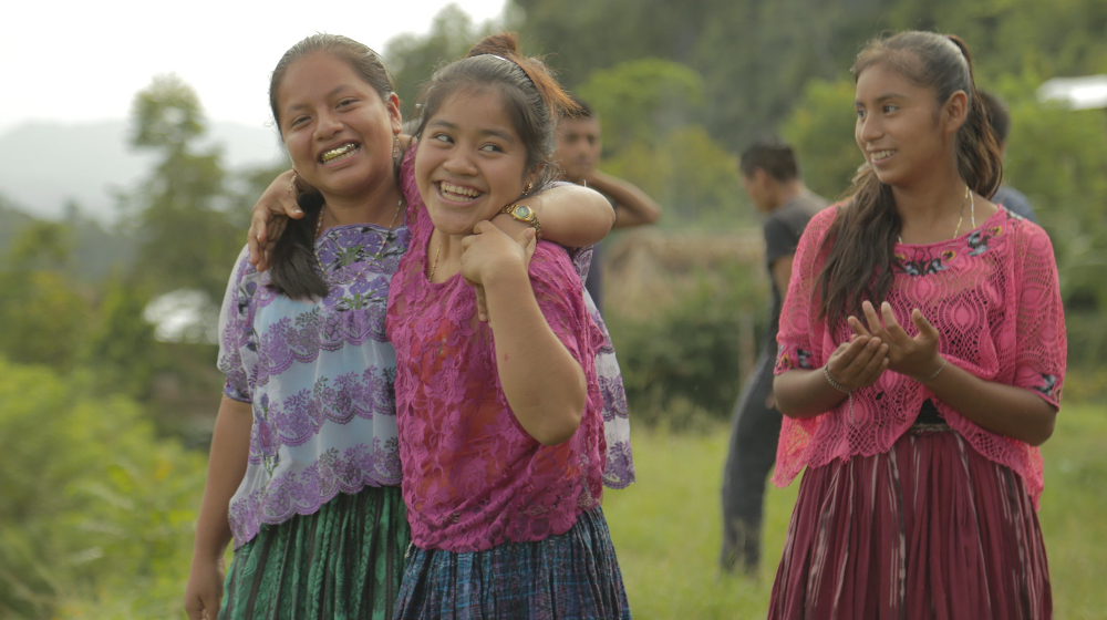 En Guatemala, la prevalencia de niñas casadas o en unión antes de los 18 años es del 29,5 %, superior al índice del 25 % correspondiente a la región de América Latina y el Caribe. El UNFPA trabaja con socios para poner fin esta práctica nociva con programas como Abriendo Oportunidades (arriba), que han ayudado a las niñas a permanecer en la escuela y retrasar el matrimonio y la maternidad. © UNFPA Guatemala