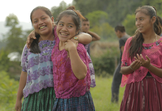 En Guatemala, la prevalencia de niñas casadas o en unión antes de los 18 años es del 29,5 %, superior al índice del 25 % correspondiente a la región de América Latina y el Caribe. El UNFPA trabaja con socios para poner fin esta práctica nociva con programas como Abriendo Oportunidades (arriba), que han ayudado a las niñas a permanecer en la escuela y retrasar el matrimonio y la maternidad. © UNFPA Guatemala