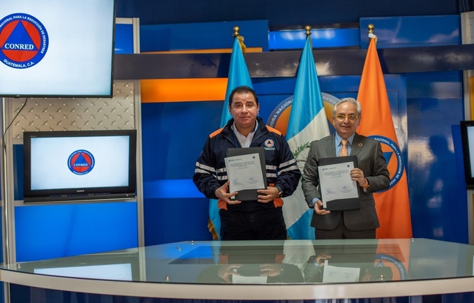 Secretario Ejecutivo de CONRED, Oscar Cossío Cámara y Pablo Salazar, Representante de UNFPA, firman MoU