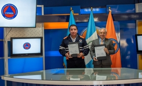 Secretario Ejecutivo de CONRED, Oscar Cossío Cámara y Pablo Salazar, Representante de UNFPA, firman MoU