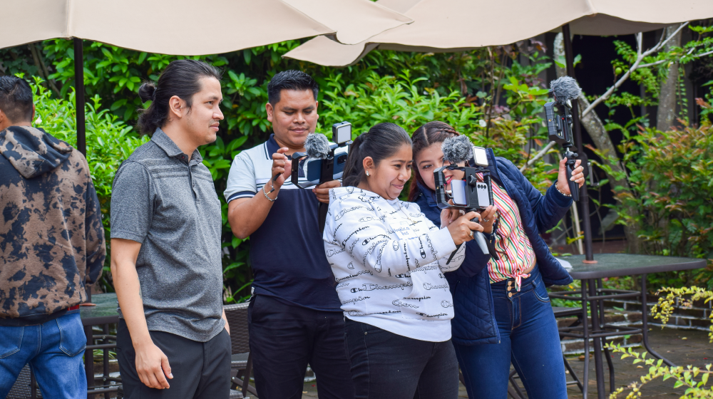 Jóvenes del proyecto Nab'il en masterclass de comunicación