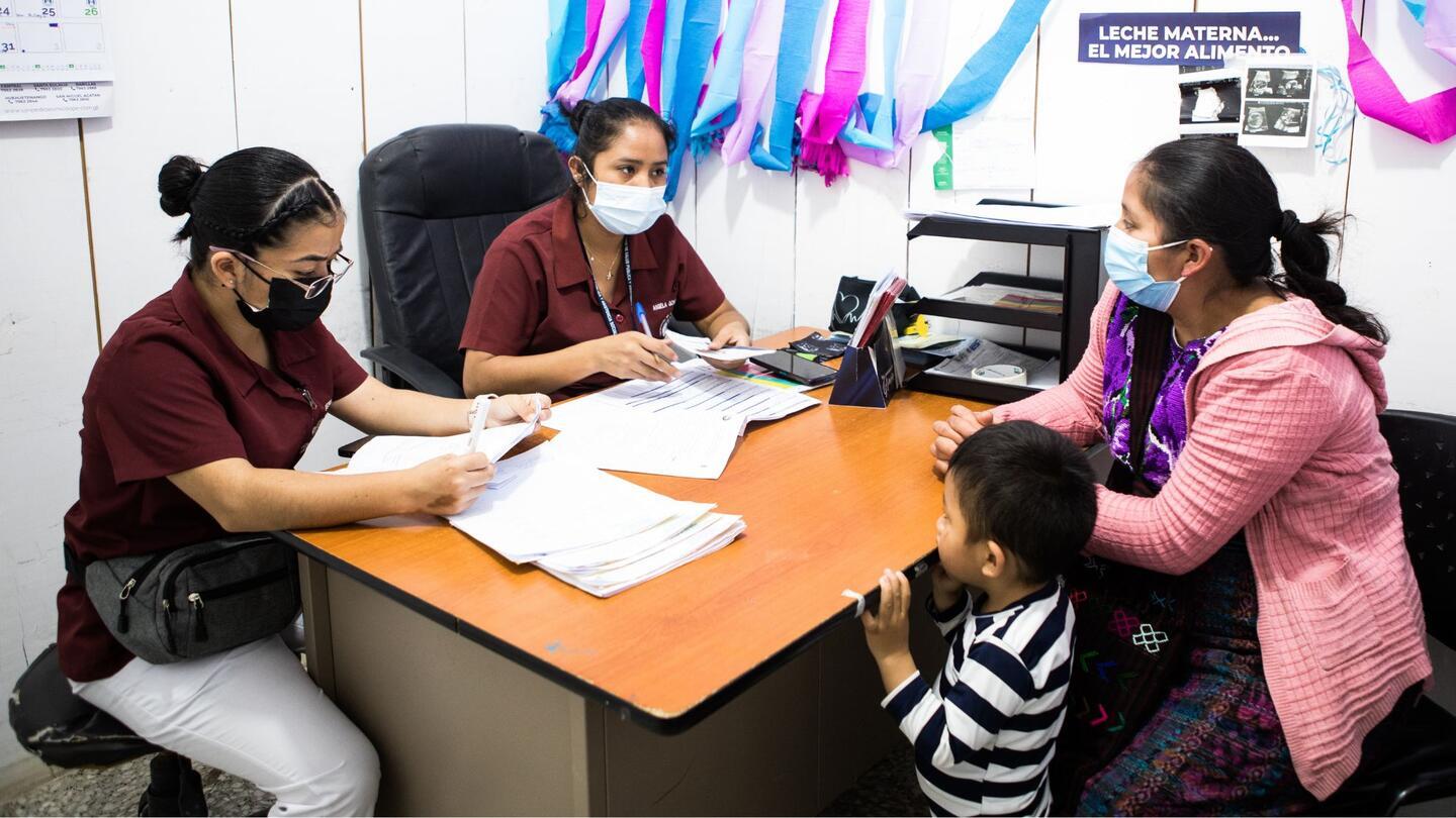 Consulta de mujer embarazada con parteras. Hospital de Barillas, Huehuetenango.